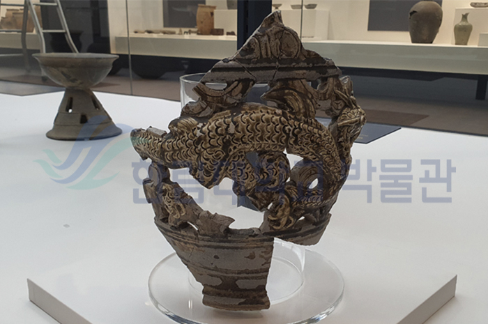 전시실_유물_청자 꽃 용무늬 의자_포토샵버전.jpg 이미지