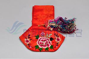 전시실_유물_귀주머니_포토샵버전.jpg 이미지